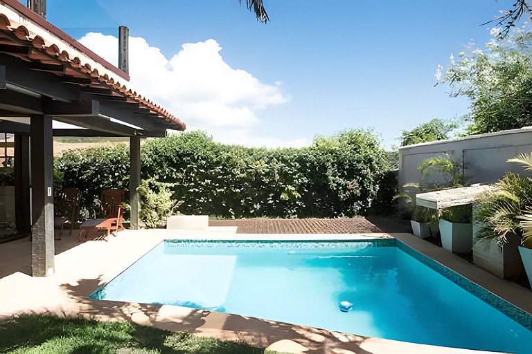 Formidável Casa com Piscina em Cond.