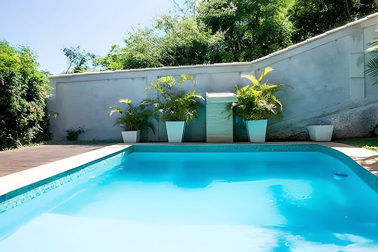 Formidável Casa com Piscina em Cond.