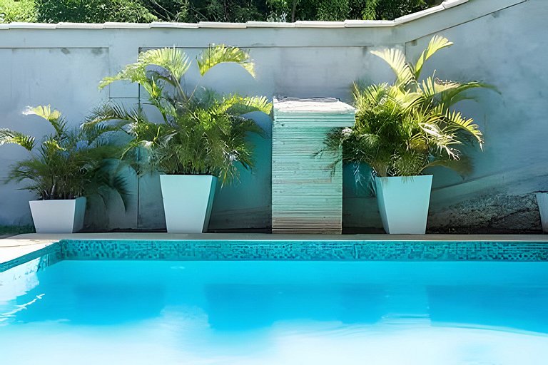 Formidável Casa com Piscina em Cond.