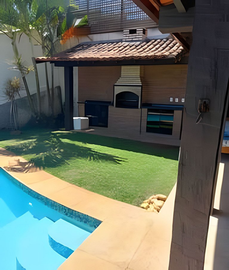 Formidável Casa com Piscina em Cond.