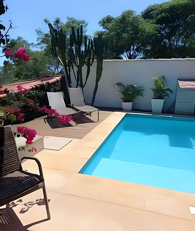 Formidável Casa com Piscina em Cond.