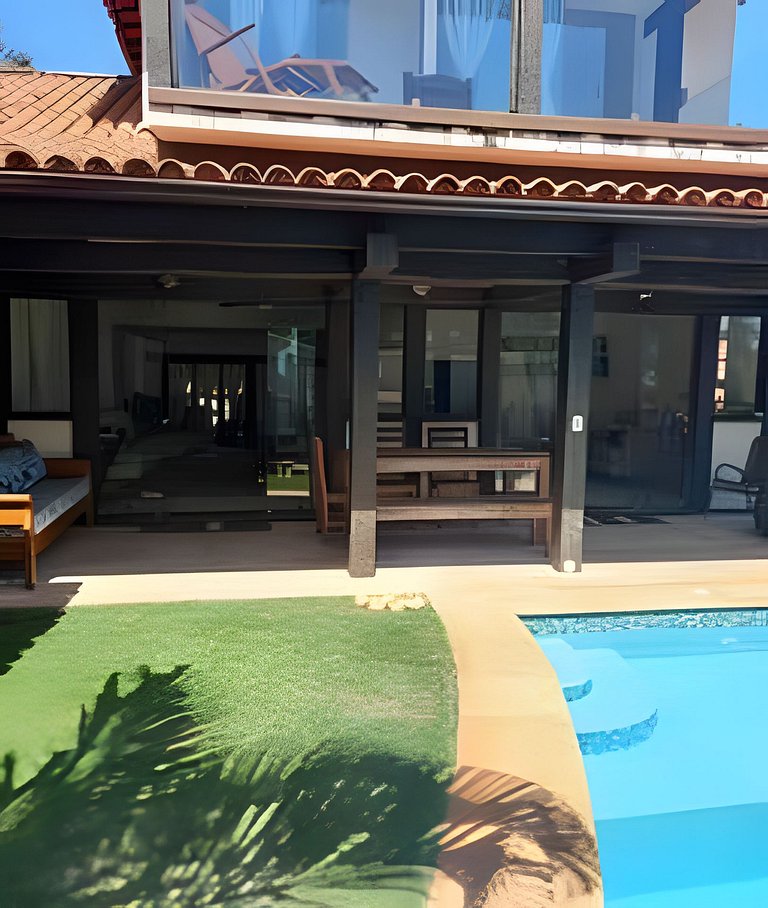 Formidável Casa com Piscina em Cond.