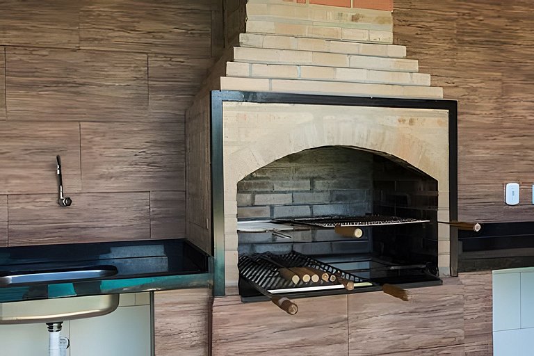 Formidável Casa com Piscina em Cond.