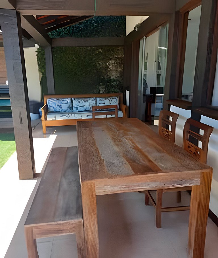 Formidável Casa com Piscina em Cond.