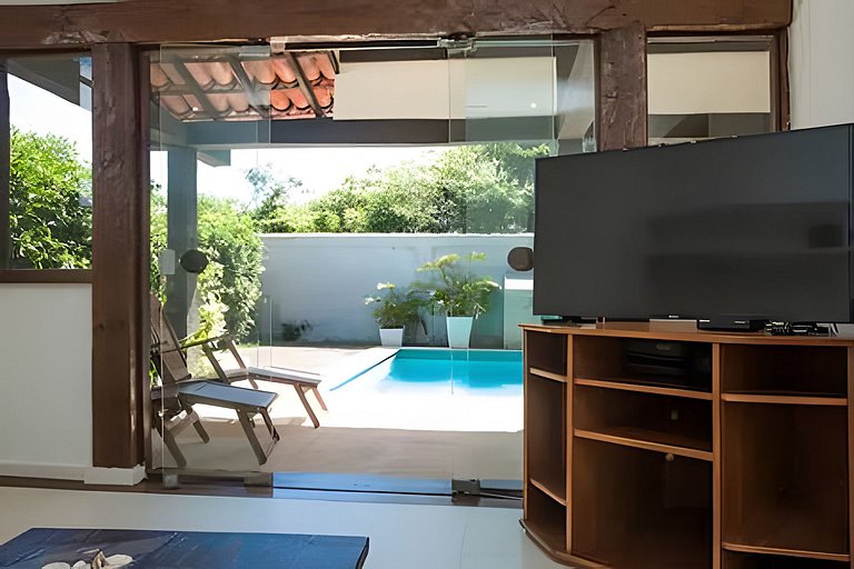 Formidável Casa com Piscina em Cond.