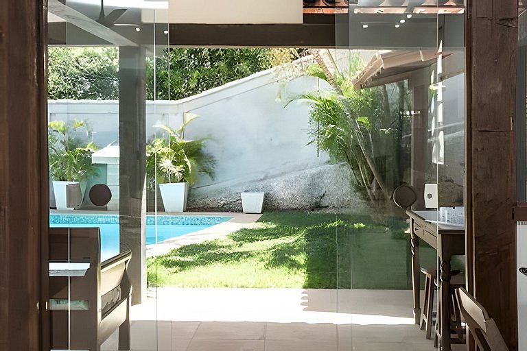 Formidável Casa com Piscina em Cond.