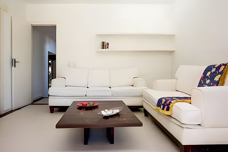 Formidável Casa com Piscina em Cond.