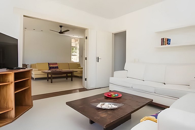 Formidável Casa com Piscina em Cond.