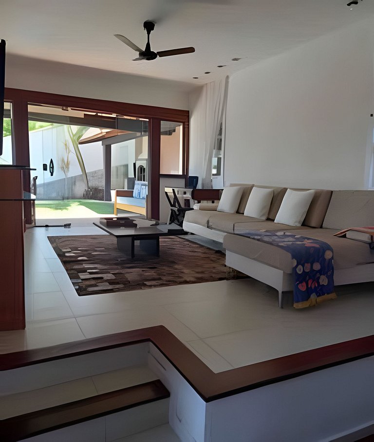 Formidável Casa com Piscina em Cond.