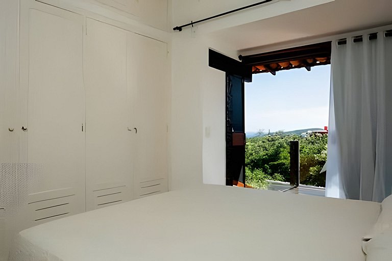 Formidável Casa com Piscina em Cond.