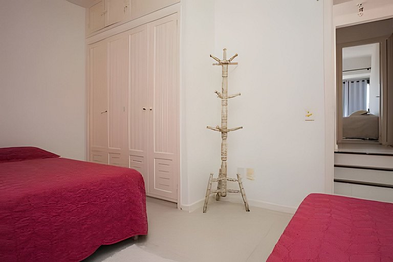 Formidável Casa com Piscina em Cond.