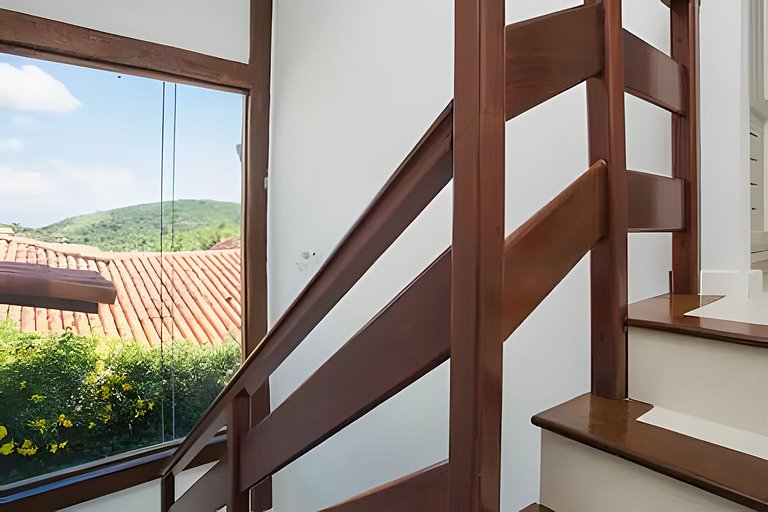 Formidável Casa com Piscina em Cond.