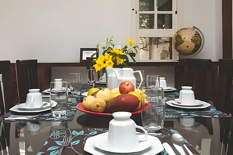 Formidável Casa com Piscina em Cond.