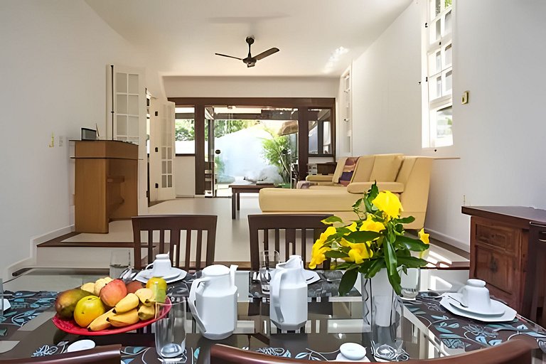 Formidável Casa com Piscina em Cond.