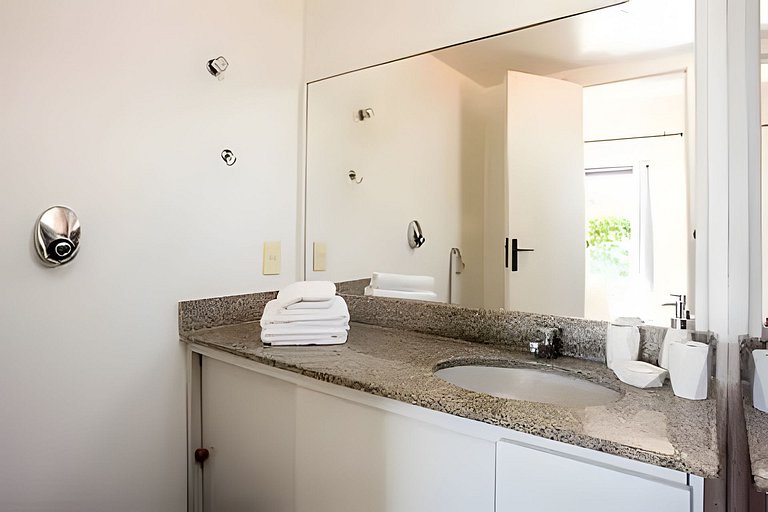 Formidável Casa com Piscina em Cond.