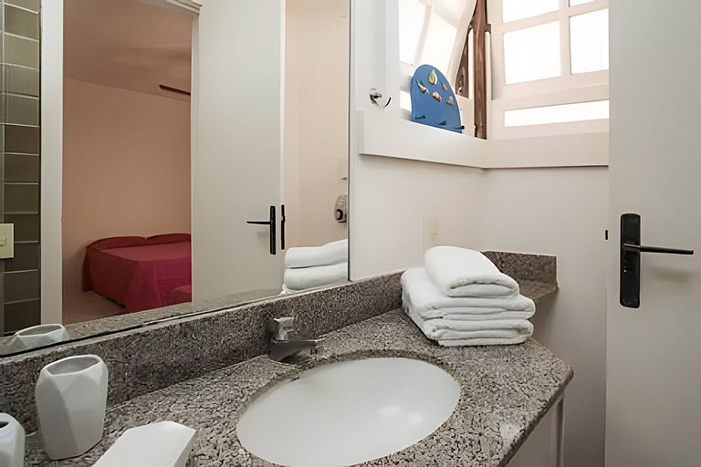 Formidável Casa com Piscina em Cond.