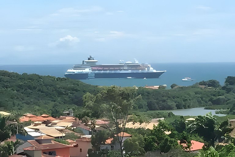 Formidável Casa com Piscina em Cond.