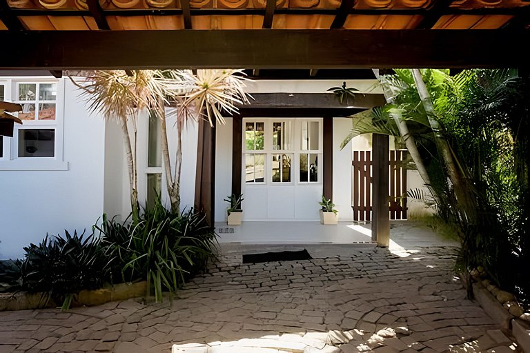 Formidável Casa com Piscina em Cond.