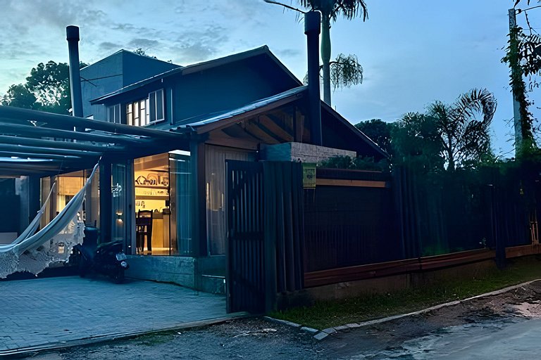 Uma Casa na Praia do Rosa com Jacuzzi