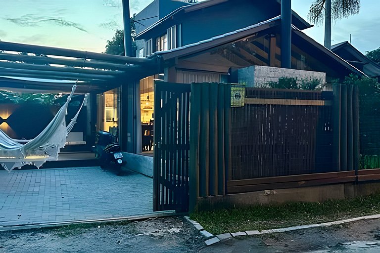 Uma Casa na Praia do Rosa com Jacuzzi