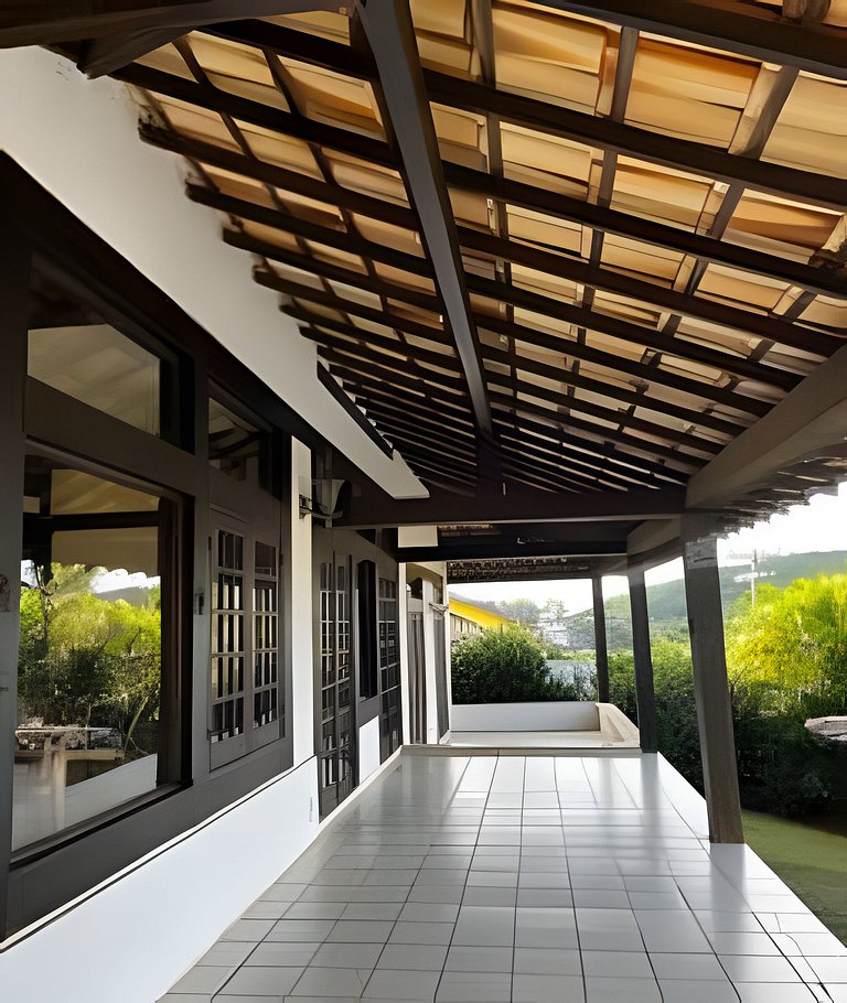 Fabulosa Casa em Cond. próximo a Rua das Pedras