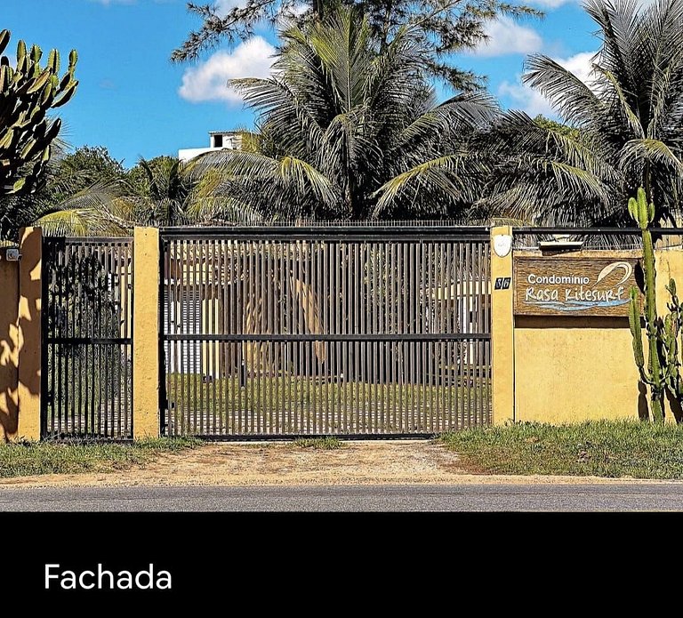 Amavel Casa em Cond. de frente para a Praia Rasa